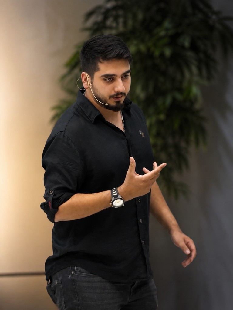 Sina Shahna, Sinora founder presenting